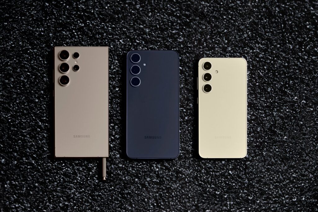 002-family-galaxy-s24ultra-s24plus-s24-titaniumgray-cobaltviolet-amberyellow-spen_1732866722355.jpg