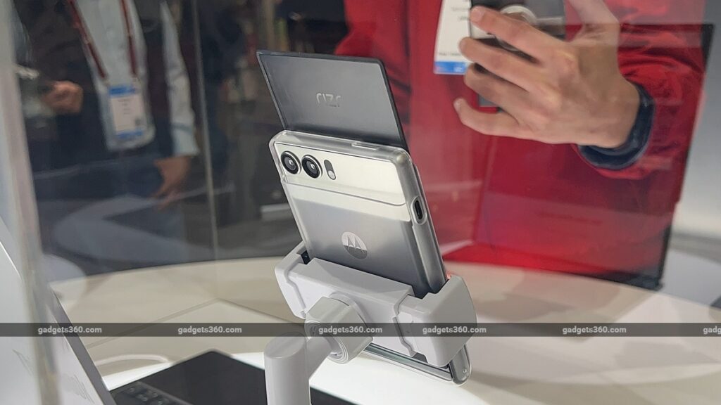 Motorola_Rizr_back_big_ndtv_1677566234244.jpg
