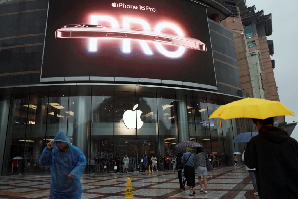 apple_china_store_reuters_1730461138629.jpg