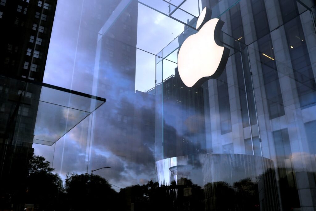apple_reuters_1601009563406.jpg