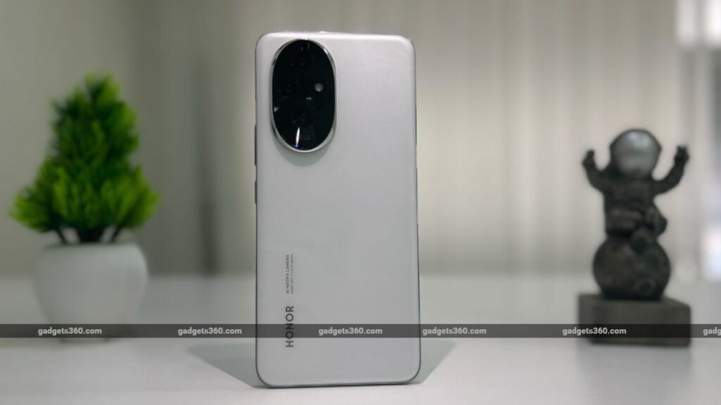 honor_200_5g_back_panel_gadgets_360_1723809760041.jpg