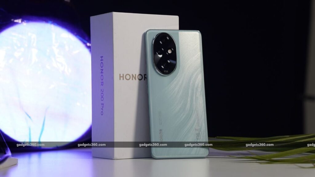 honor_200_pro_rear_gadgets_360_1725772670307.jpg