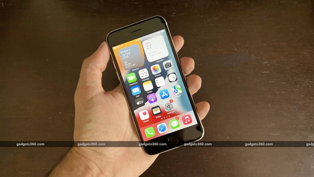 iphone_se2022_front_hand_ndtv_1651231959561.jpg