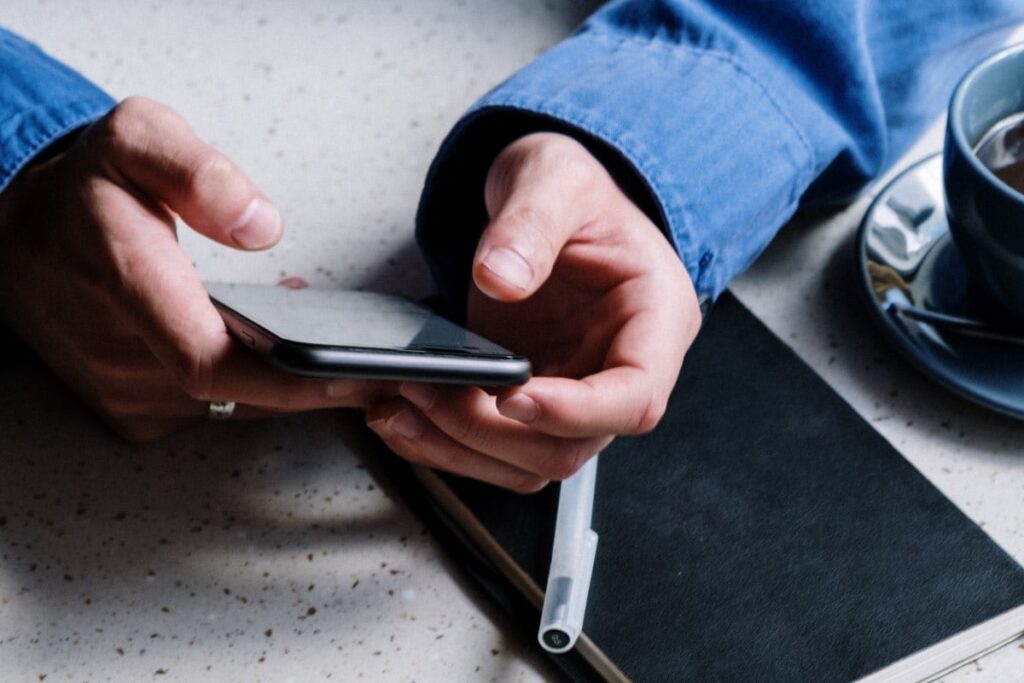 mobile_phone_in_hand_image_pexels_1611147212386.jpg