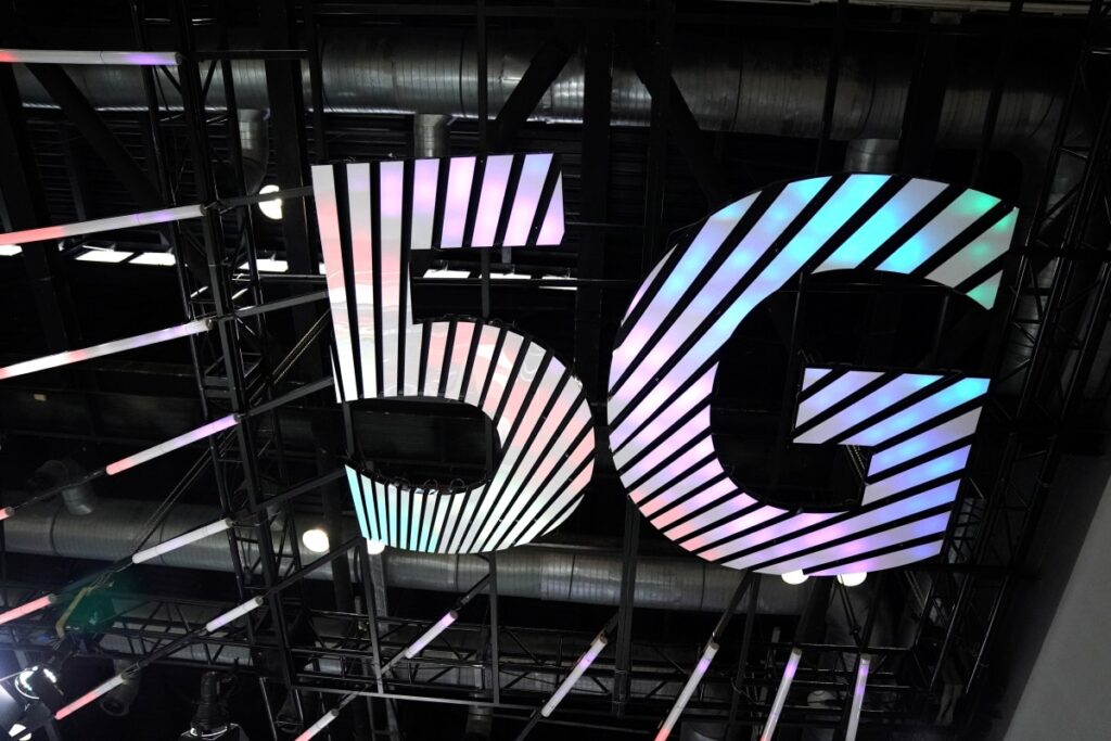 5G_reuters_1601871754591.jpg