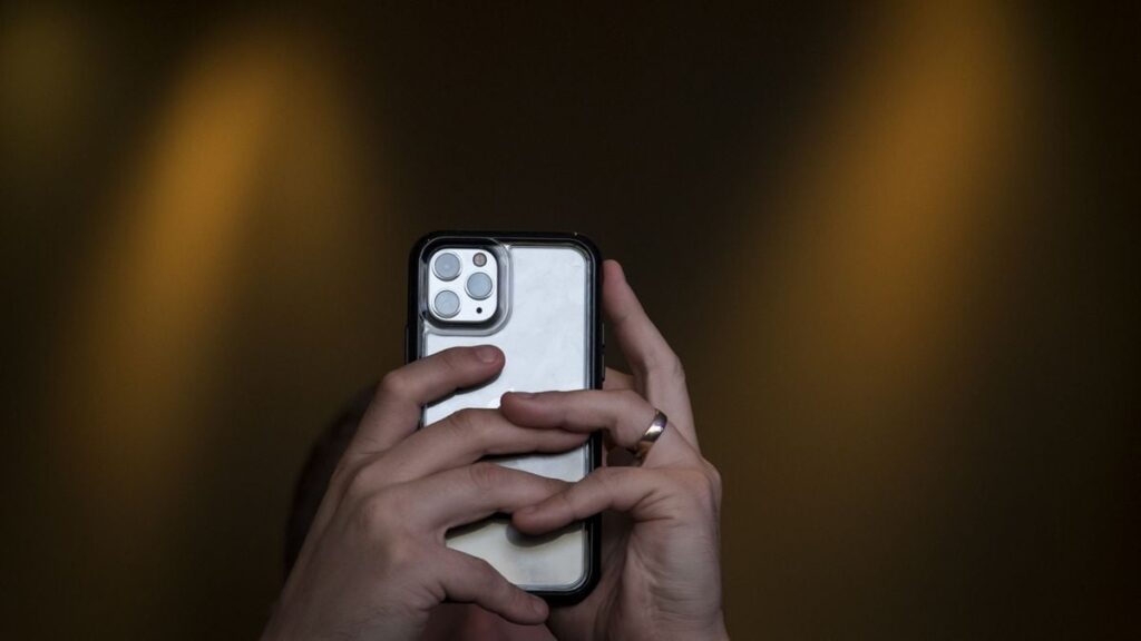 apple_bloomberg_1586772011658.jpg