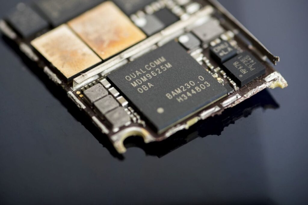 qualcomm_modem_421526685_bloomberg_1733548568591.jpg