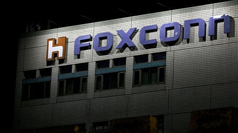 foxconn_reuters_large_1669351055774.jpg