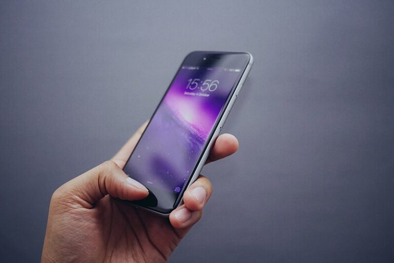 iphone-holding.jpg