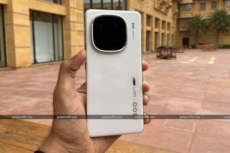 iqoo_12_rear_ndtv_1702570202307.jpg