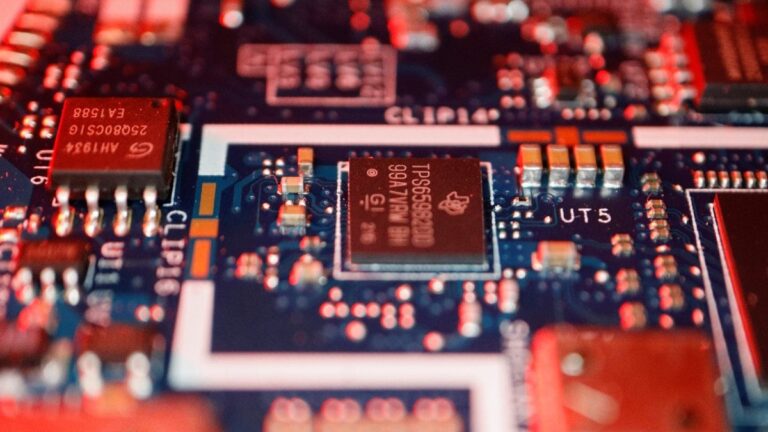 semiconductor_chip_reuters_1659161247399.jpg