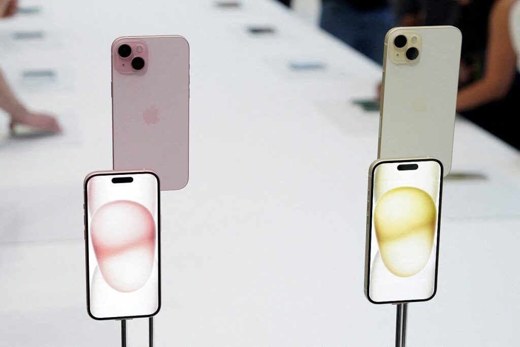 apple_store_reuters_1711196111232.jpg