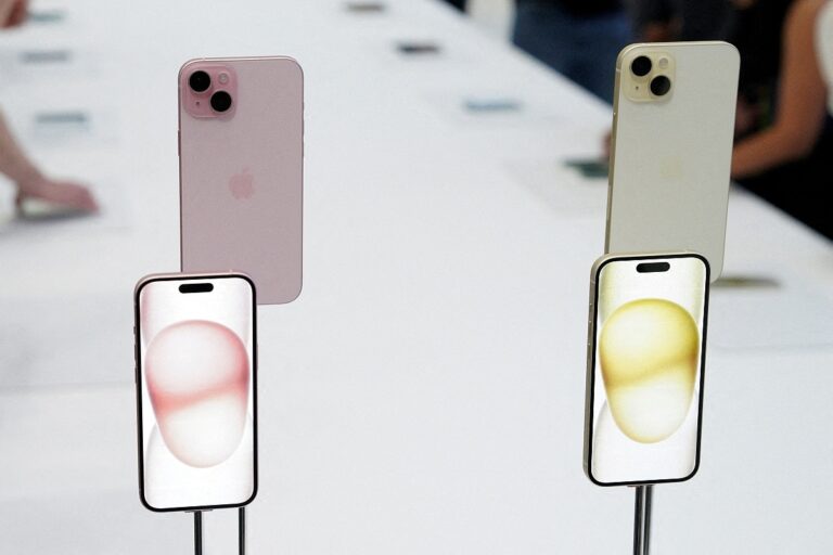 apple_store_reuters_1711196111232.jpg