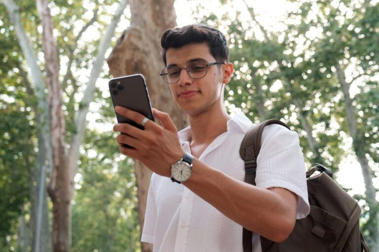 iphone_user_iamhogir_pexels_1712816308270.jpg