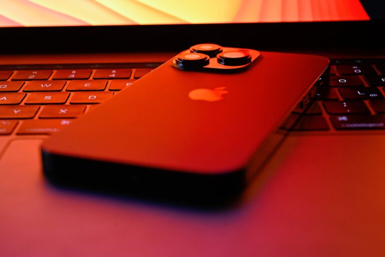 2560px-Apple_iPhone_13_Pro_on_Ma.jpg