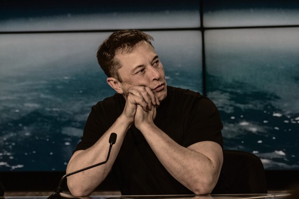 2560px-Elon_Musk_at_a_Press_Conf.jpg