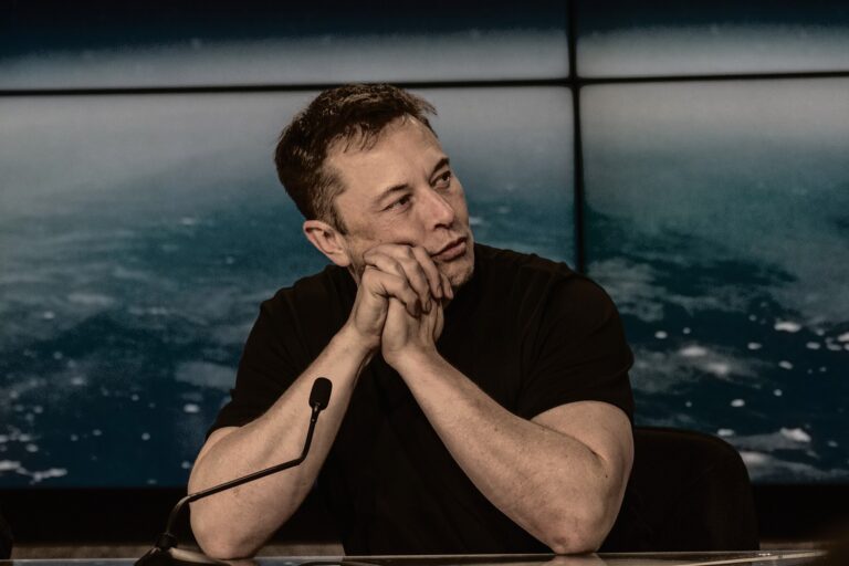 2560px-Elon_Musk_at_a_Press_Conf.jpg