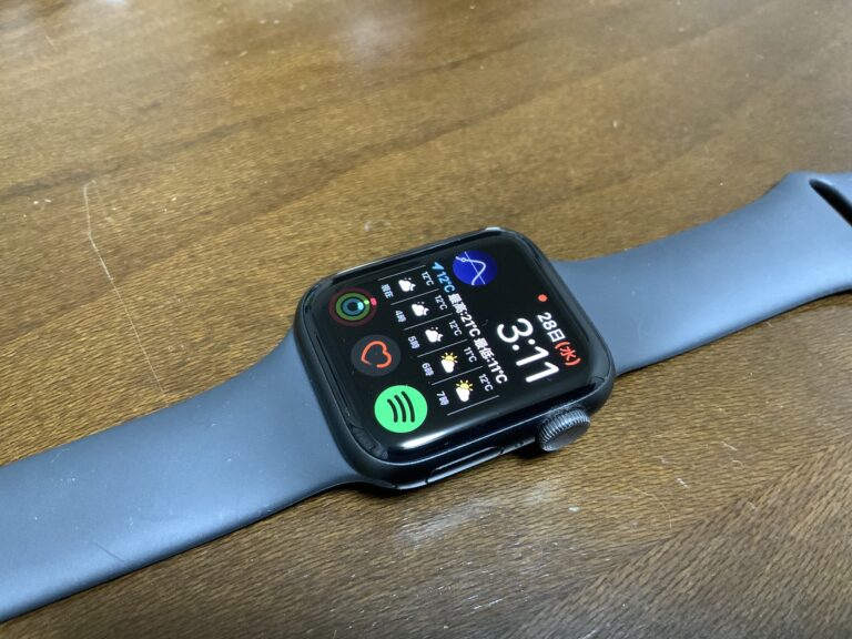 Apple_Watch_5_40mm_on_my_desk.jpg