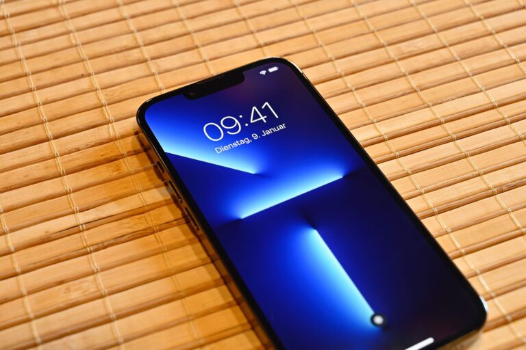 2560px-Apple_iPhone_13_Pro.jpg