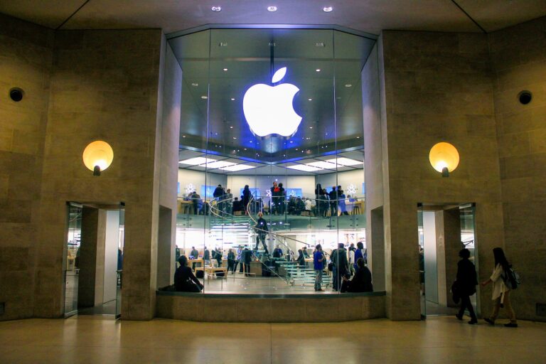 2560px-Apple_Store_Carrousel_du.jpg
